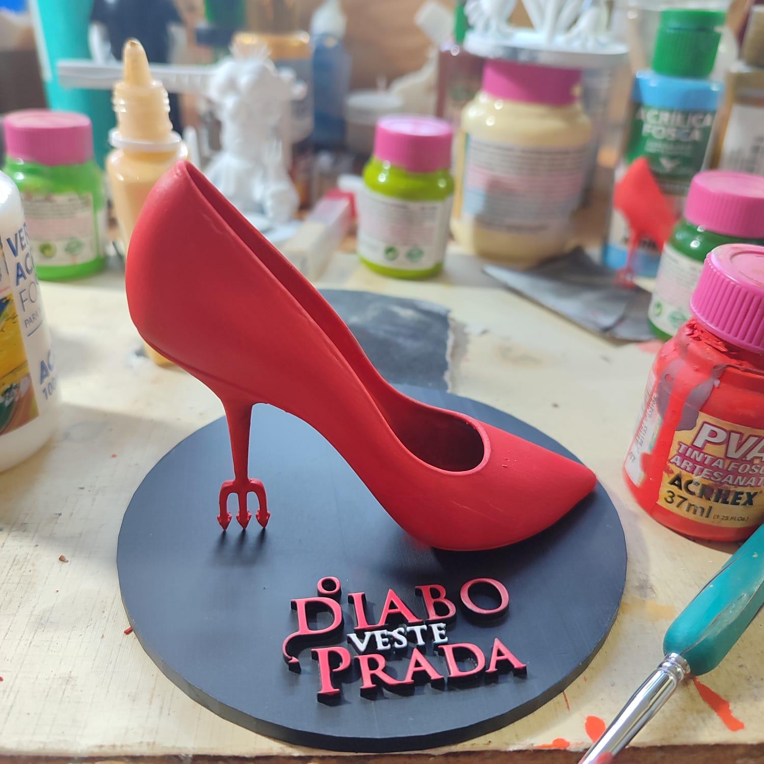 Colecionável 3D “O Diabo Veste Prada” – Sapato Vermelho Icônico Pintado à Mão